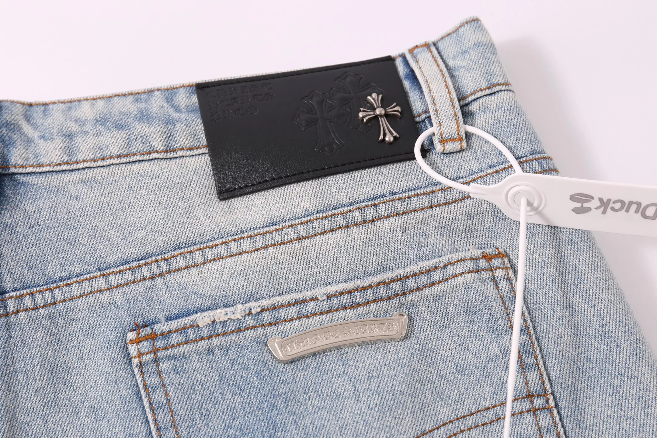 P240 Style number: H898 [Men's zipper style] Croxin & 𝐂𝐡𝐫𝐨𝐦𝐞 𝐇𝐞𝐚𝐫𝐭 ss25 new blue Miami red leather jeans. Styles with different wash textures are very friendly to people with thin legs. The slightly flared version perfectly modifies the leg shape. The timeless and moderate length makes it easy to match and match. It is the basis for various styles and is a must-have in your wardrobe! The fabric is stiff but also makes the upper body soft without losing texture. The washing process is even more perfect. It is a must-have item for everyone! ! ! Washed wheat, hang tag, pants label, three labels complete Color: blue Size: 30-32-34-36